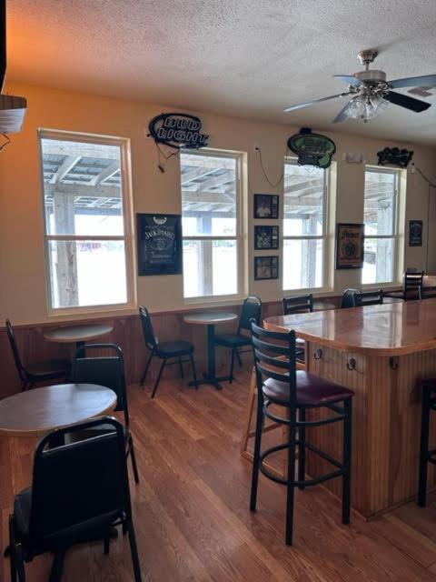 White Sands Inn, Marina, Bar & Grill ポートイザベル エクステリア 写真