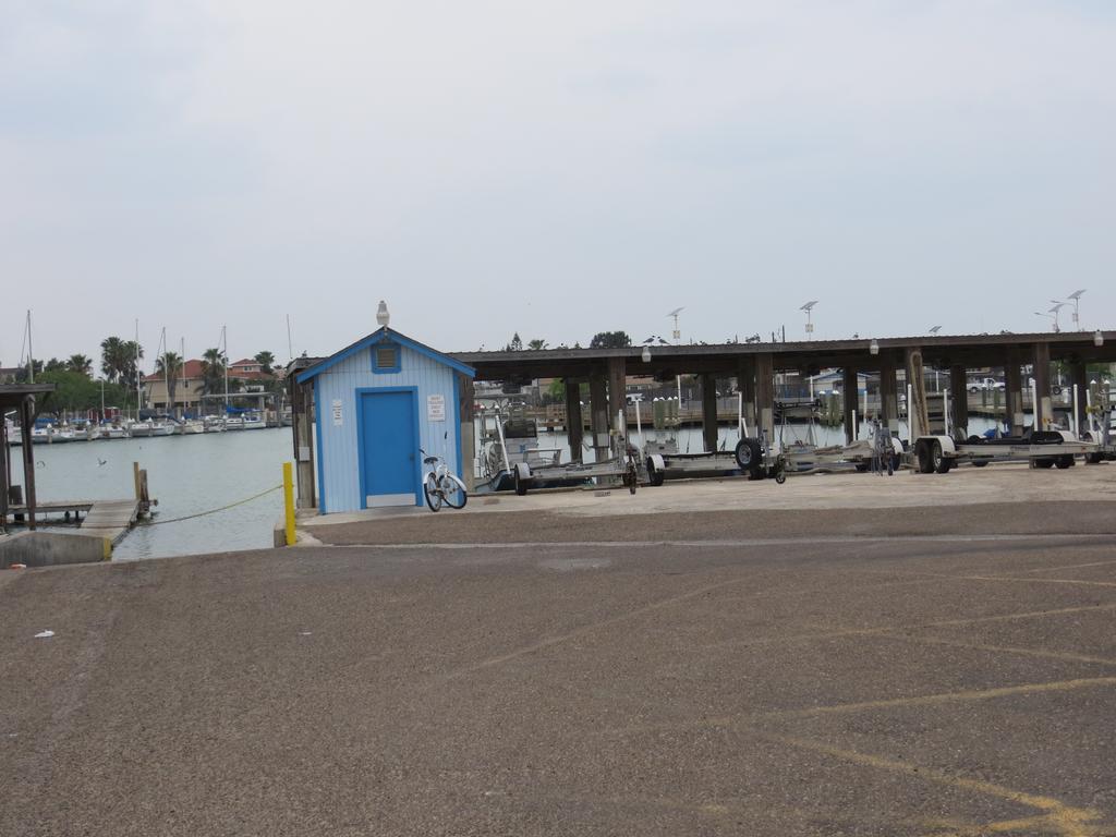 White Sands Inn, Marina, Bar & Grill ポートイザベル エクステリア 写真